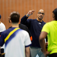 Coach Elton Koeiman is klaar voor nieuwe start met UVV: ‘Plezier hebben is het állerbelangrijkste’